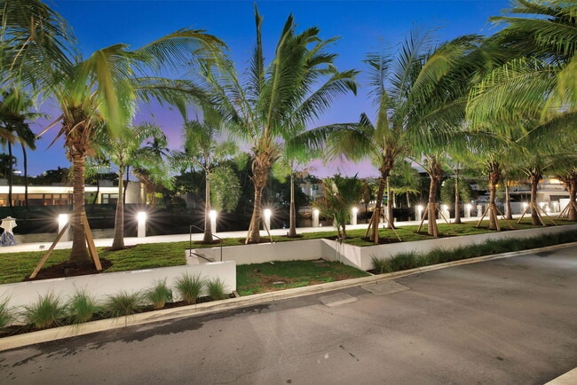 Building Photo - 400 Mola Ave