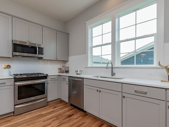 Building Photo - WOW!! One of the best Locations in one of the most desired neighborhoods