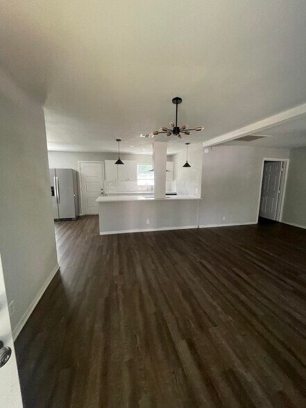 Building Photo - 703 Mockingbird Ln