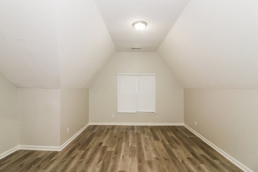 Building Photo - 636 Old River Cove