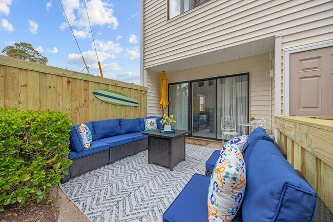 Building Photo - All Inclusive Seasonal Rental Available Oc...