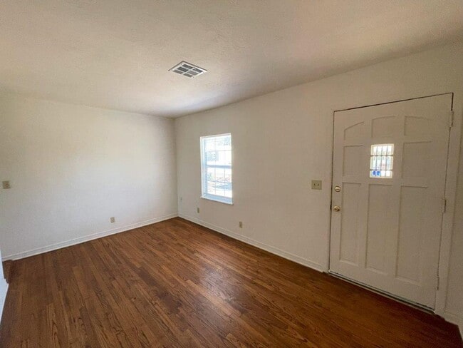 Building Photo - 2 bed one bath with Large outdoor space, o...