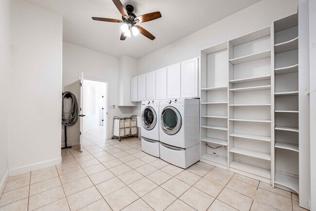 Building Photo - St. Cloud 4 Bedroom, 4 Bathroom Pool Home with Lake View