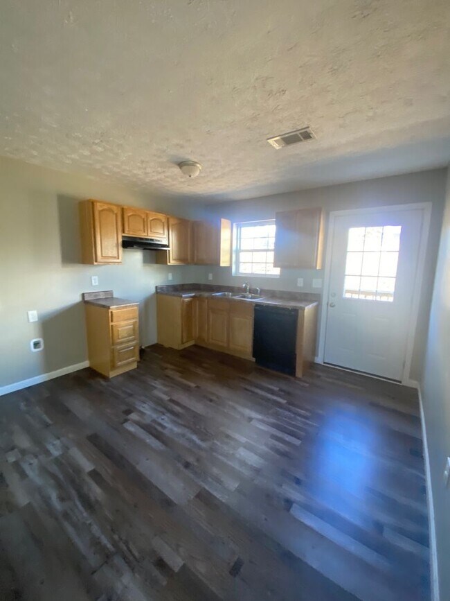 Building Photo - Spacious home in White Pine