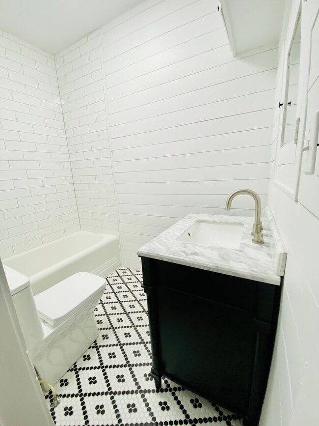 Building Photo - Updated 2 bedroom home with appliances!