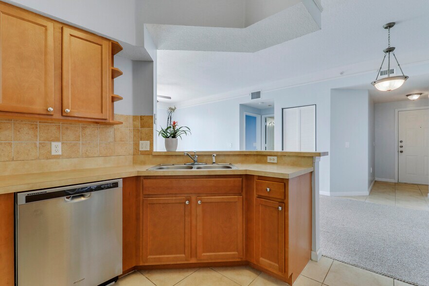 Building Photo - 4302 Myrtlewood Cir E