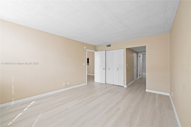 Building Photo - 16740 NE 9th Ave