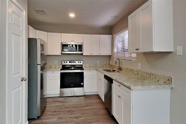 Building Photo - 7743 High Village Dr
