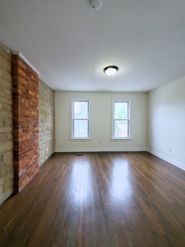 Building Photo - 142 E Maynard Ave