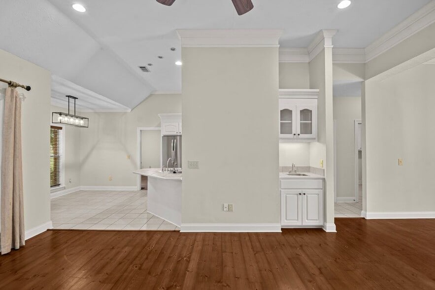 Building Photo - 102 Avery Forest