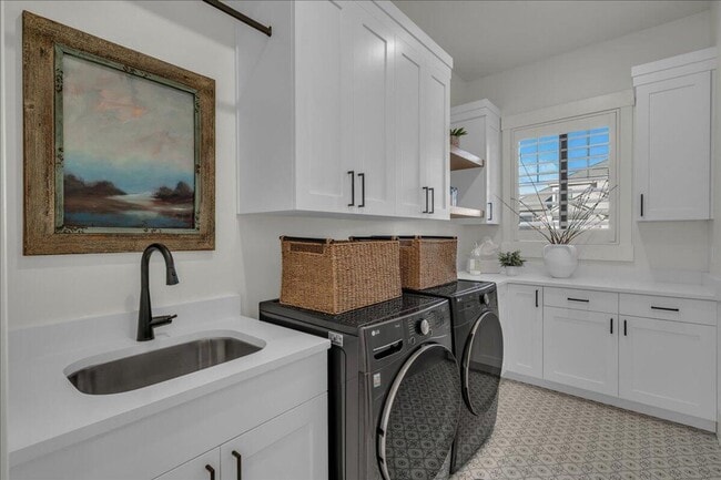 Building Photo - Beautiful 6-Bedroom, 5-Bathroom Home for R...