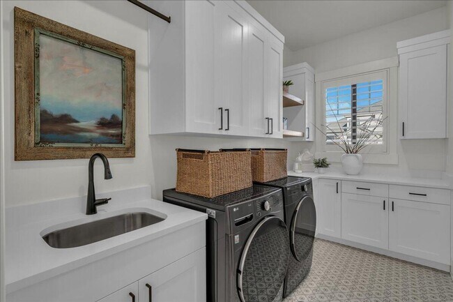 Building Photo - Beautiful 6-Bedroom, 5-Bathroom Home for Rent in Moorland Park