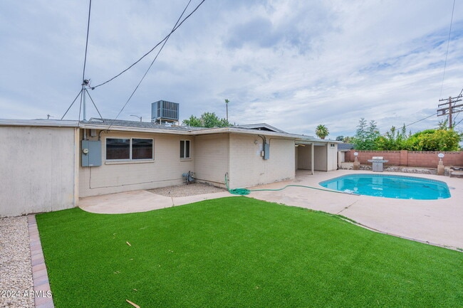 Building Photo - 1320 E Orchid Ln