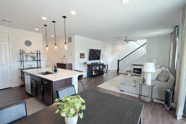 Building Photo - 965 N Waterloo Ct