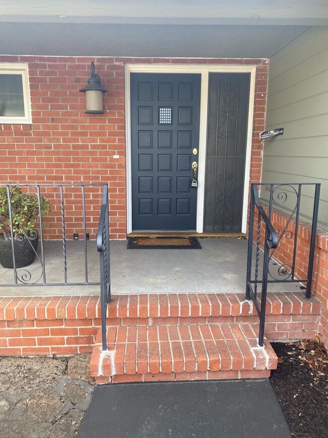 Building Photo - Immaculate shape 3 bedroom 2.5 bath home in San Leandro