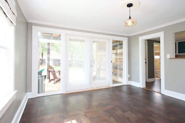 Building Photo - Charming Dog-Friendly Belmont Home