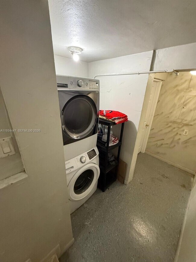 Building Photo - 2408 NE 135th St