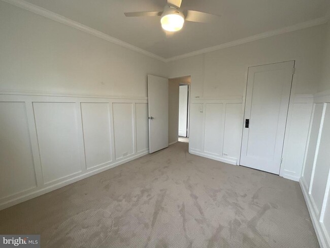 Building Photo - 1927 N Quaker Ln