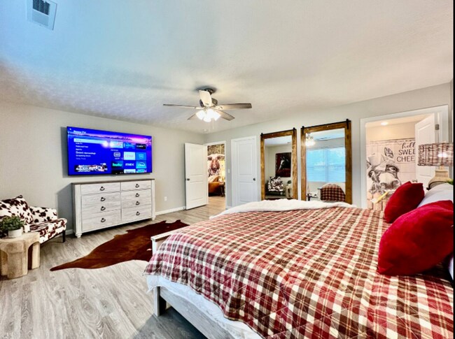 Building Photo - NEW Farmhouse Retreat Rustic decor and Cozy vibes!