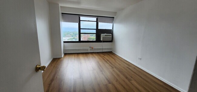 Building Photo - 6030 N Sheridan Rd