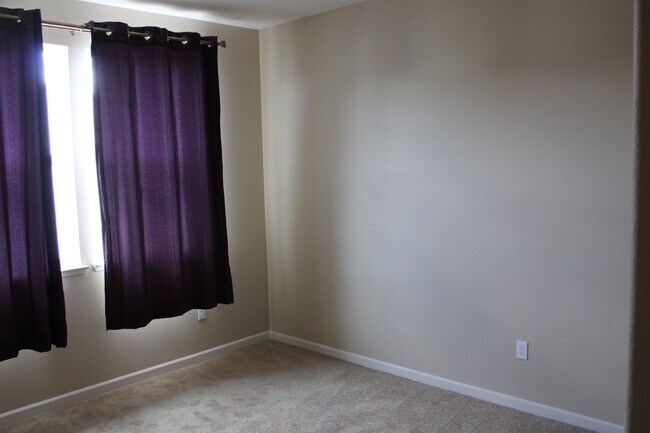 Building Photo - Beautiful 3 Bed, 3 Bath Condo in Perfect M...