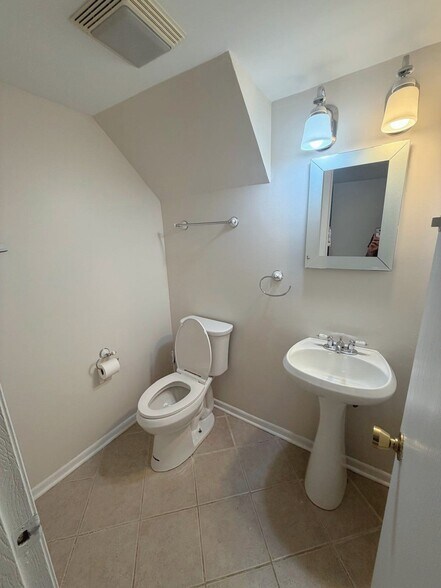 Building Photo - 314 Wisteria Dr