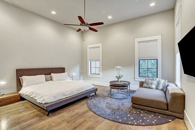 Building Photo - 5655 Locke Ln