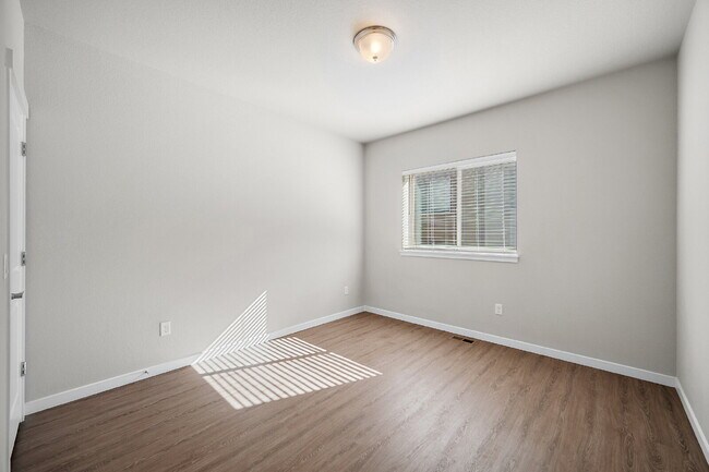 Building Photo - Modern 2 Bedroom, 2.5 Bathroom Townhome with a Loft, Central A/C, Gas Fireplace, and Washer and D...