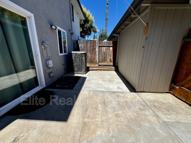 Building Photo - 10633 Aristocrat Ct