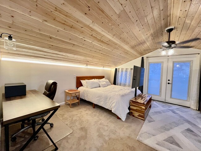 Building Photo - Beautiful efficiency apartment with balcony near UAF