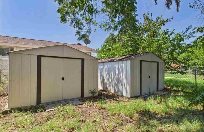 Building Photo - 5120 Parklane Dr