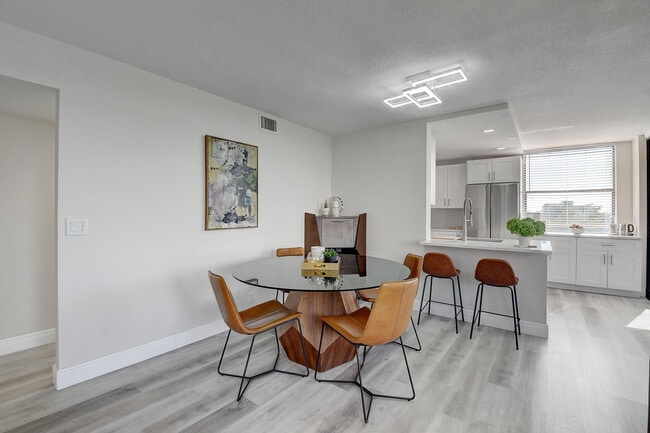 Building Photo - 600 Egret Cir