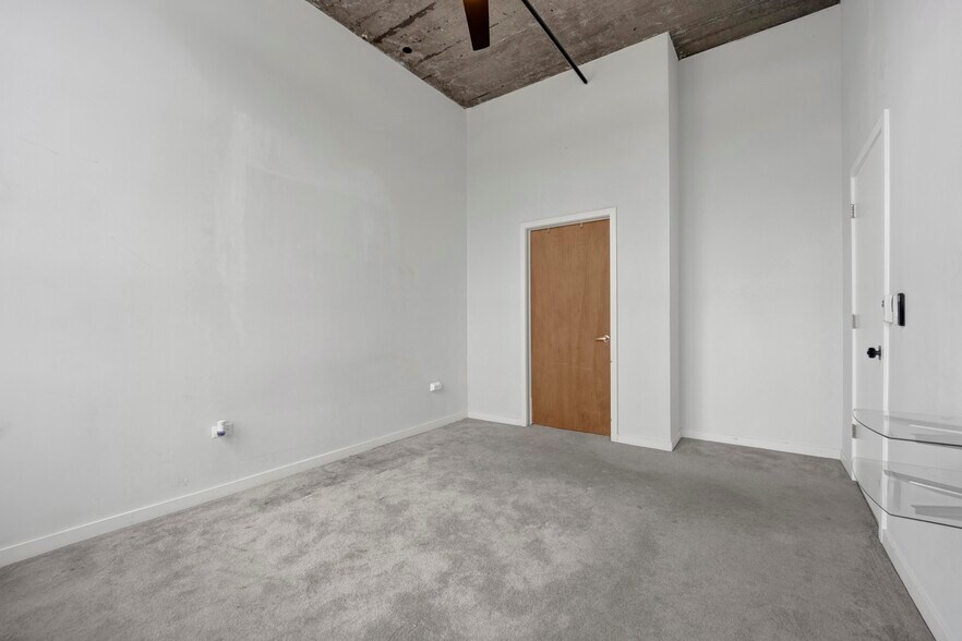Building Photo - 3963 W Belmont Ave