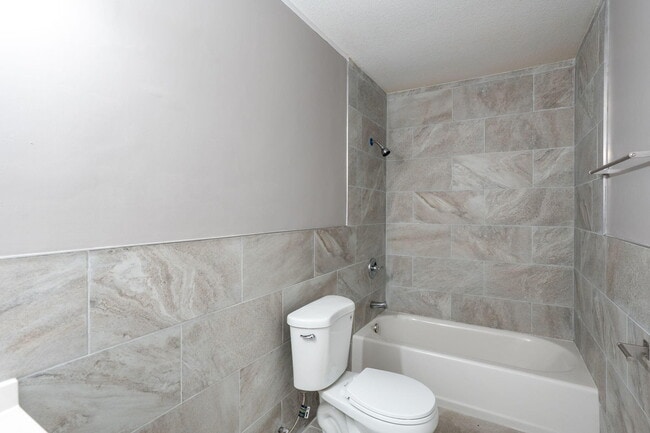 Building Photo - 2601 E Oakbrook Dr