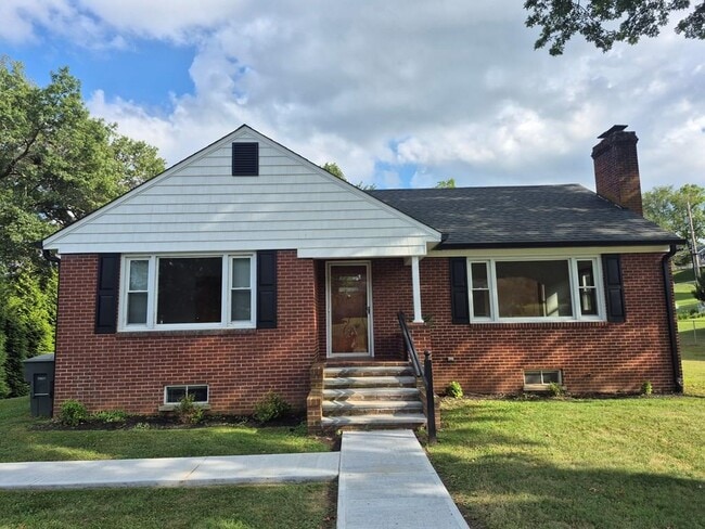 Primary Photo - 250 Gillespie Dr NE