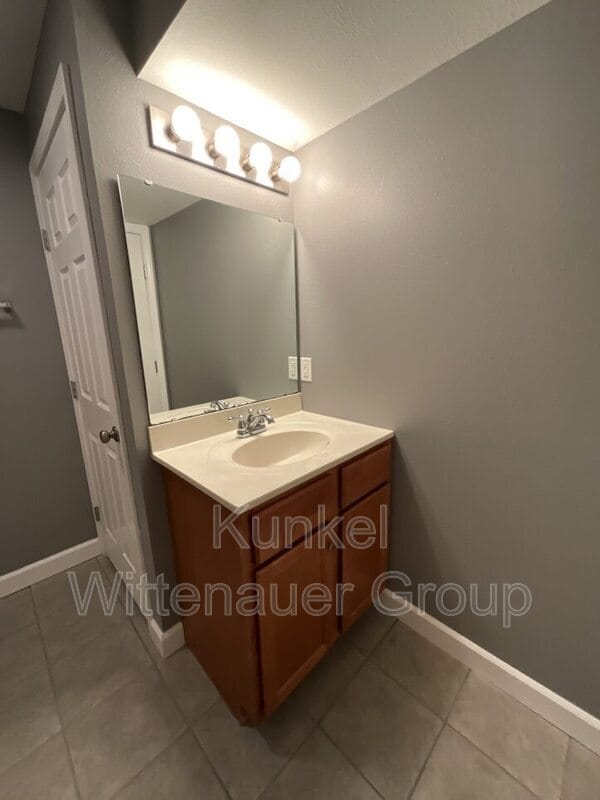 Building Photo - 704 Fountain View Dr