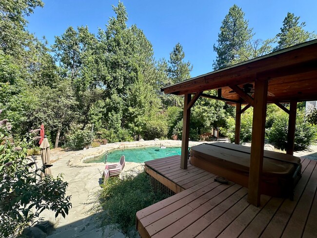 Building Photo - Stunning 4 Bedroom 3 Bathroom House with a...