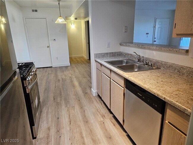 Building Photo - 7885 W Flamingo Rd