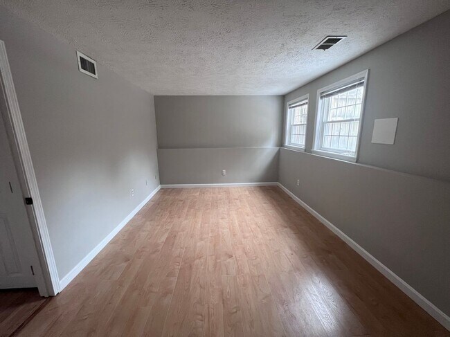 Building Photo - 83 Derryfield Ct