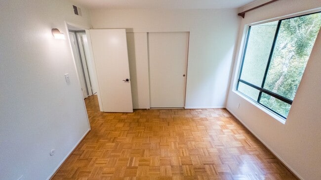 Building Photo - Large 2bed/ 2 bath corner unit in the heart of Silverlake with Hot Tub, Pool, Gated Parking and P...