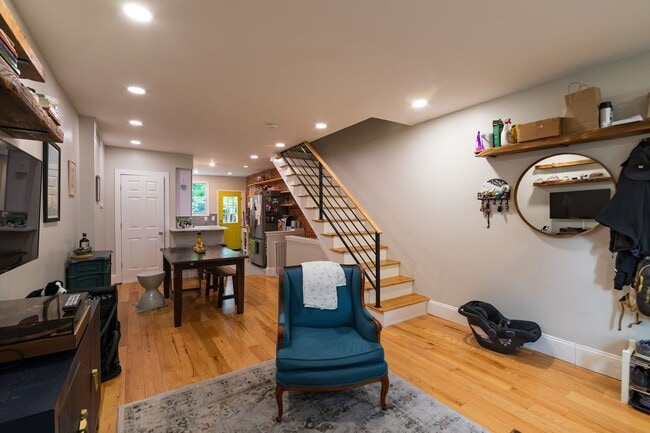 Building Photo - Two Bed East Kensington Townhouse