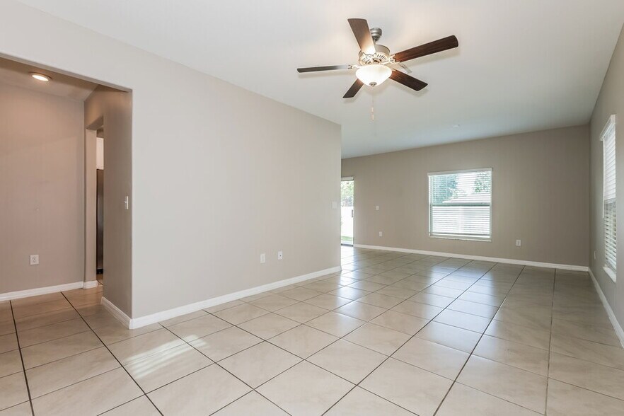 Building Photo - 7219 Spring Snowflake Ave