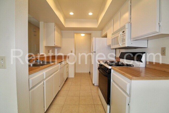 Building Photo - 9362 Twin Trails Dr