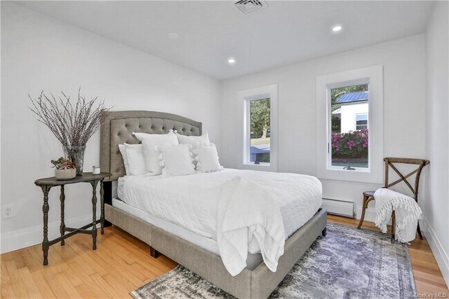 Building Photo - 381 Lakeside Rd