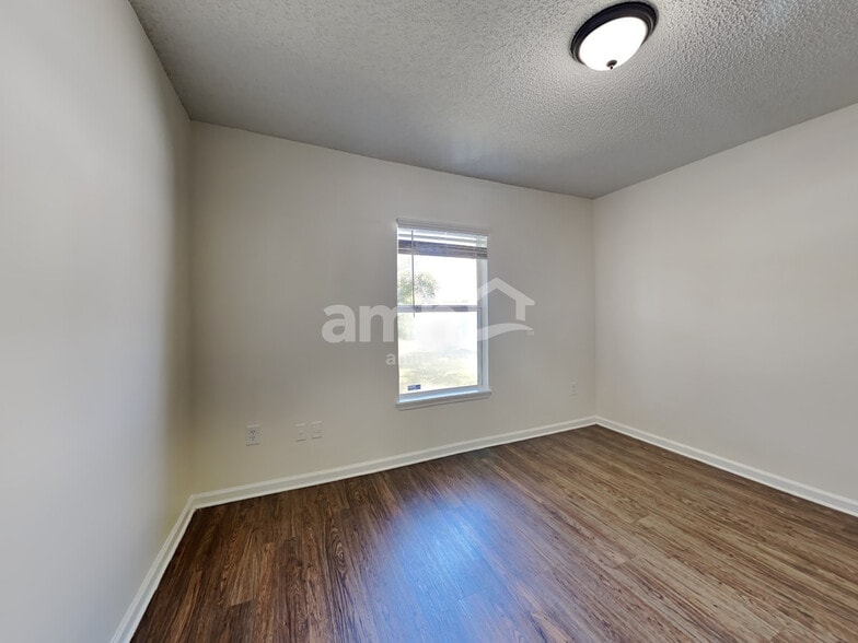Building Photo - 9311 Thunderbolt Dr