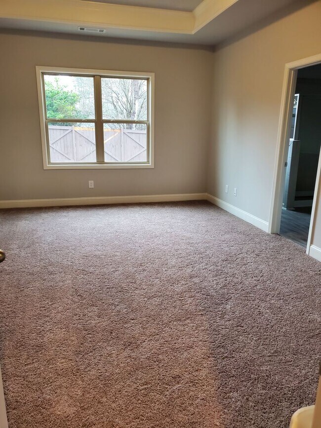 Building Photo - Charming 3-Bedroom Townhome with Stylish F...