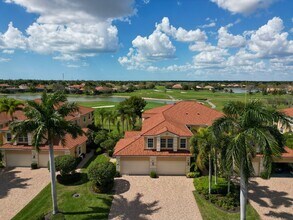 Building Photo - 3 Bed + Flex, 3 Bath 2,686 Sq Ft - Top Floor Coach Home