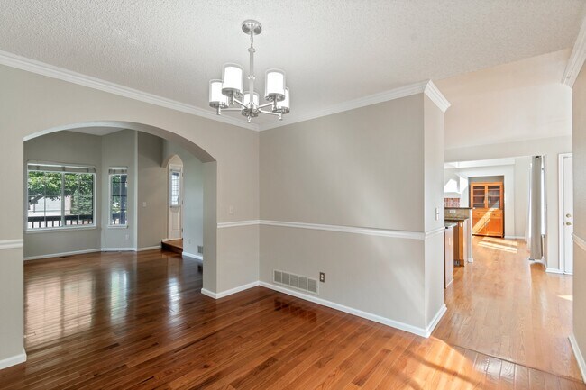 Building Photo - 2152 Holyoke Ln