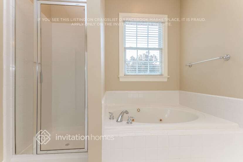 Building Photo - 15903 Kelly Park Cir