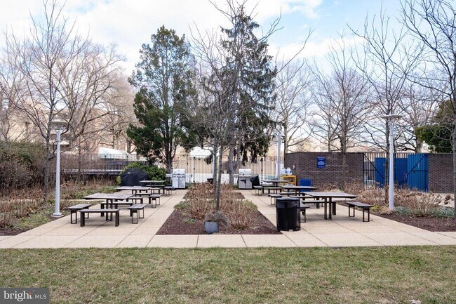 Building Photo - 302 N St SW